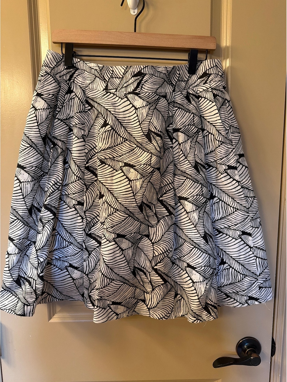 LOFT Women's Size 6 Black and White Leaf Print A-Line Skirt